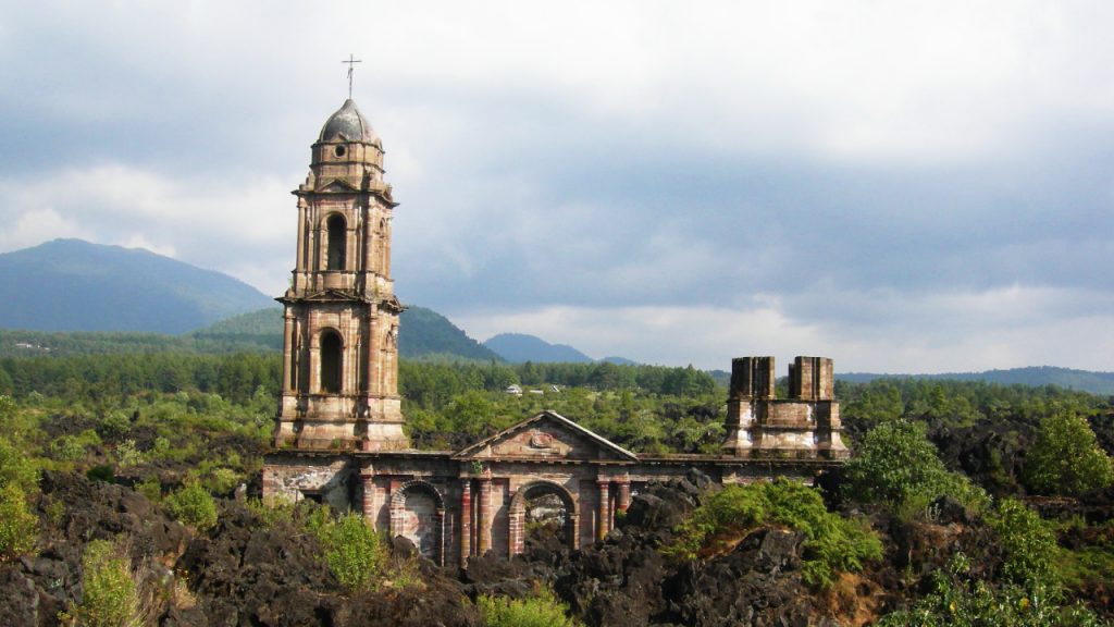 Ruinas de la iglesia de San Juan Parangaricutiro