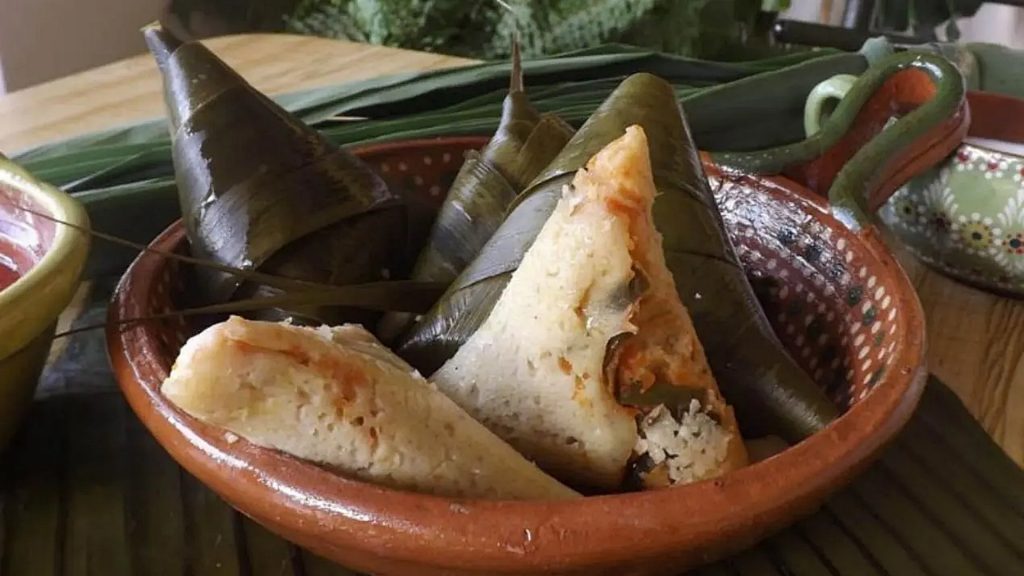 Plato de corundas michoacanas